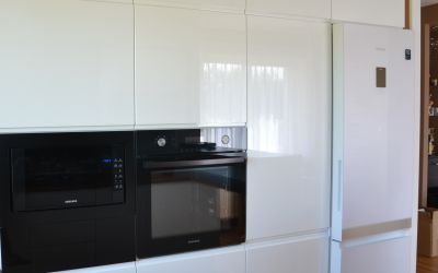 Białe fronty lakierowane w kuchni z frezem